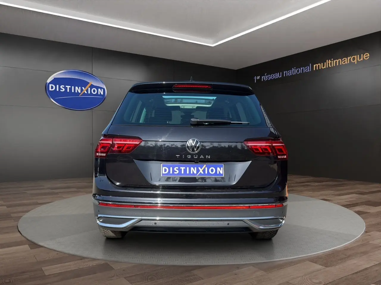 Vue arrière d'un Volkswagen Tiguan noir intense 2022 avec feux LED et double sortie d'échappement chromée.