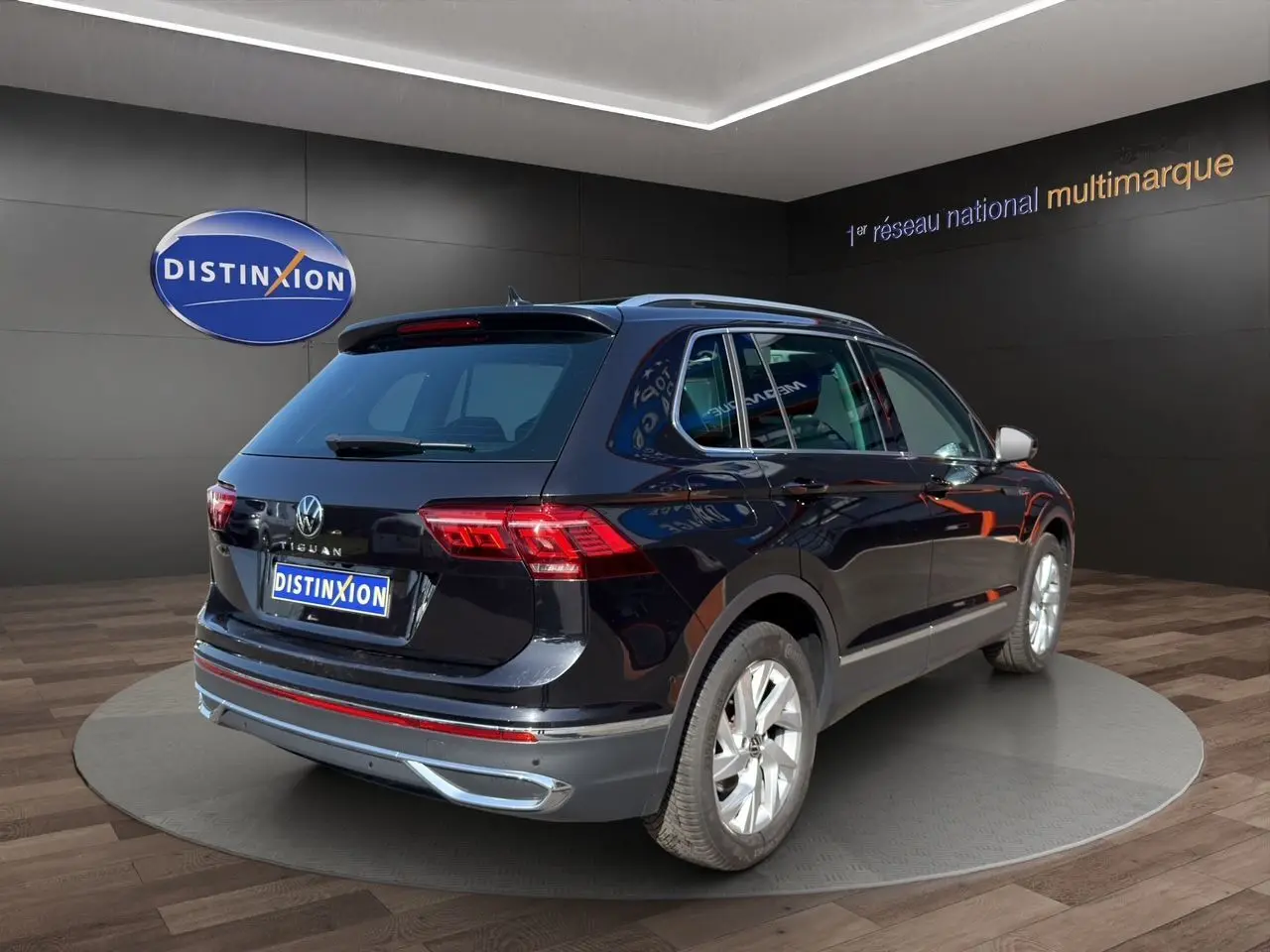 Volkswagen Tiguan noir intense 2022, vue 3/4 arrière droit, avec jantes alu 18 pouces et feux LED distinctifs.