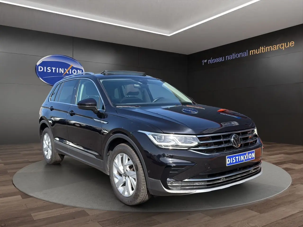 Volkswagen Tiguan noir intense 3/4 avant droit avec jantes alu 18 pouces et toit ouvrant en showroom.
