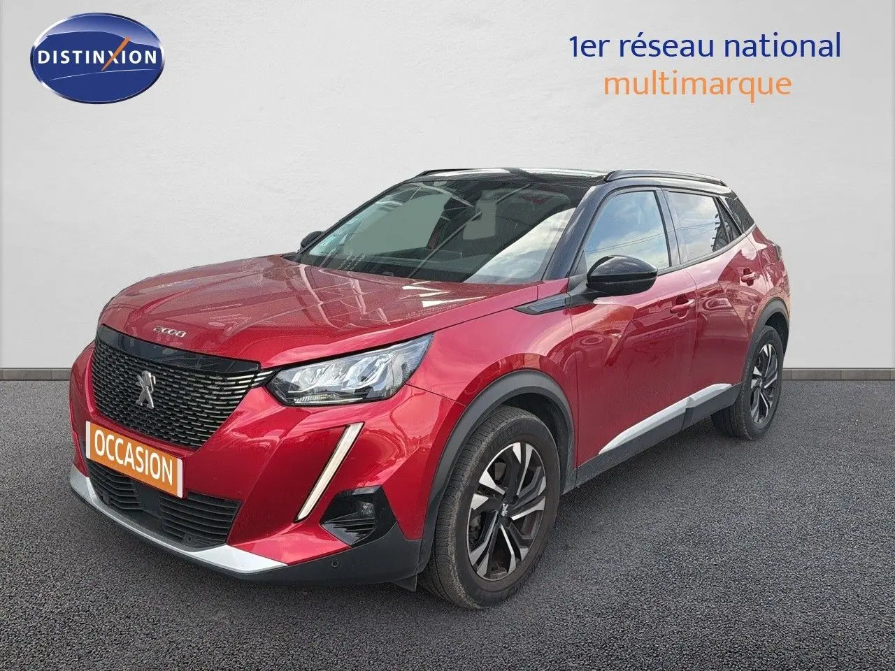 Peugeot 2008 rouge avec toit noir en 3/4 avant droit, mettant en valeur ses feux LED et jantes biton.
