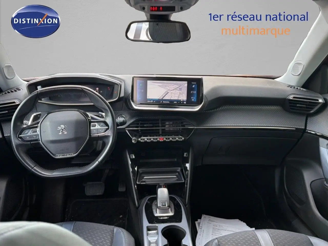 Vue intérieure avant du Peugeot 2008 1.5 BlueHDi 130ch avec tableau de bord noir et écran central tactile affichant la navigation.