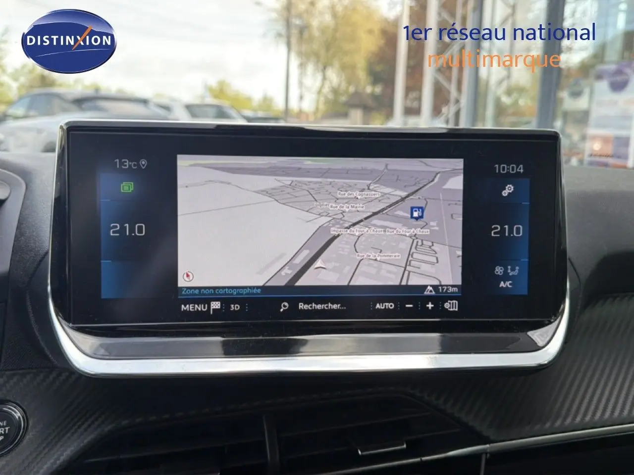 Écran tactile central du tableau de bord d’un Peugeot 2008 2020, affichant la navigation et la climatisation.