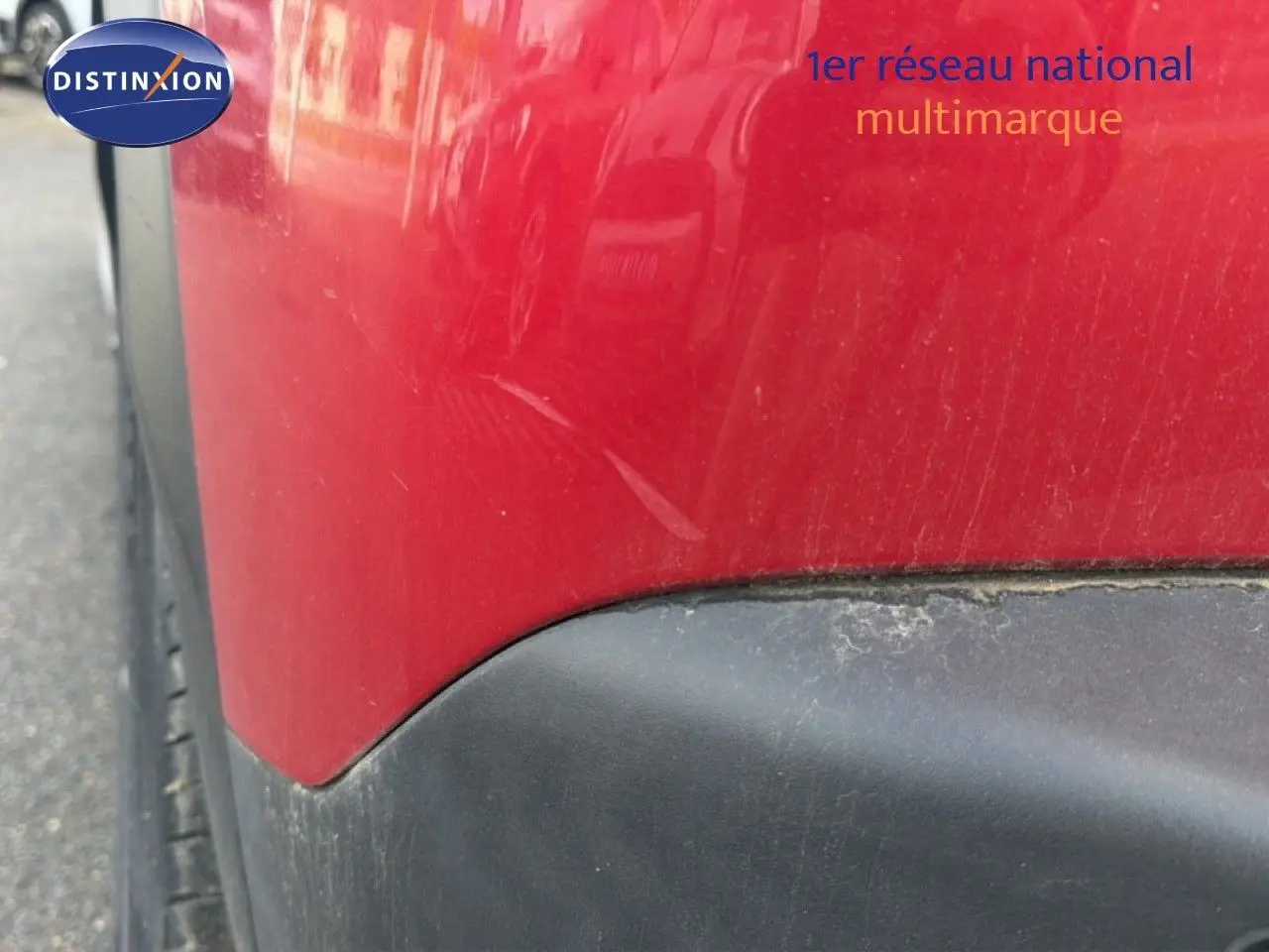 Gros plan sur l'aile arrière gauche rouge avec bas de caisse noir d'un Peugeot 2008 2020, version diesel.