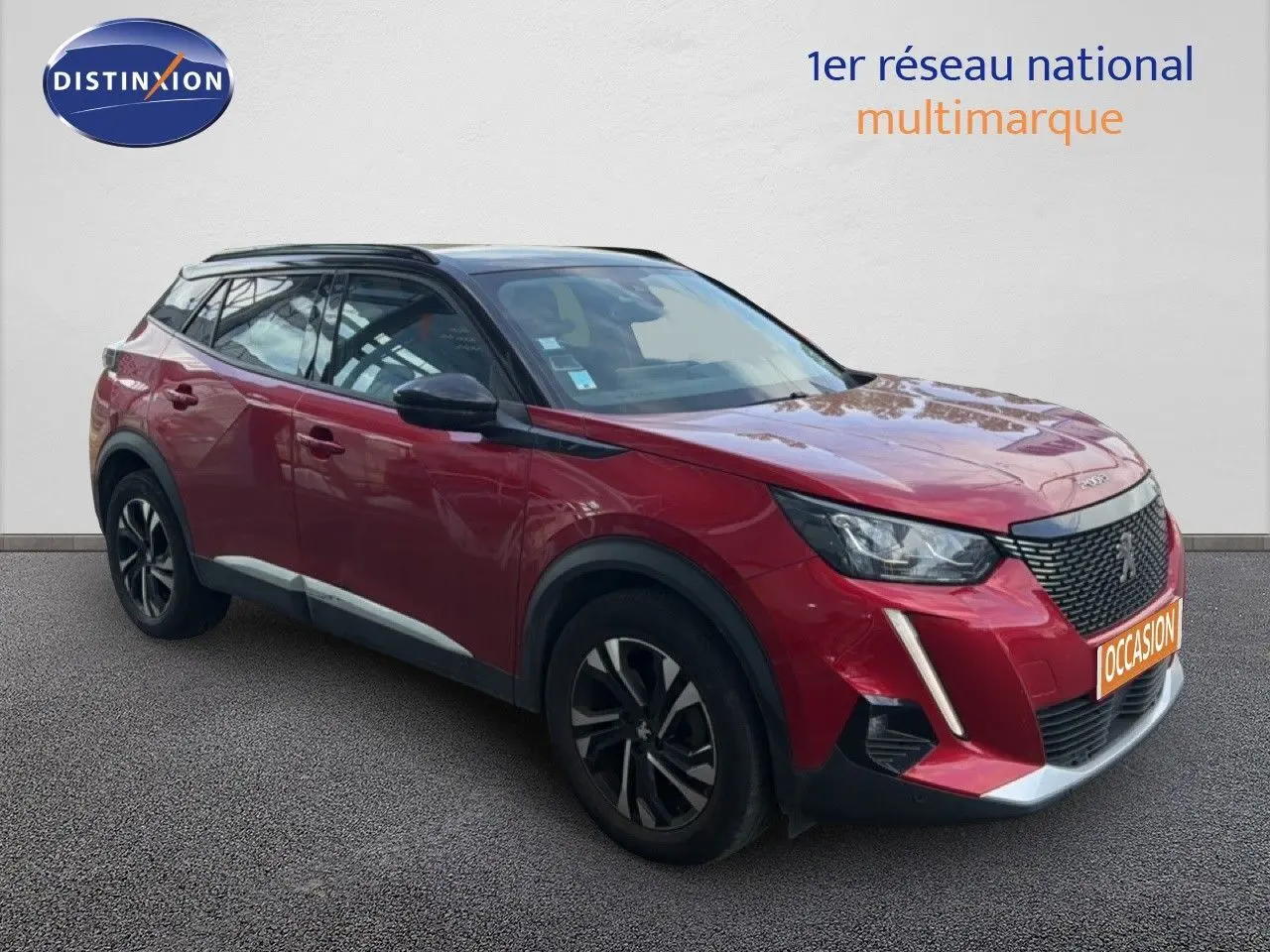 Peugeot 2008 rouge avec toit noir, vue 3/4 avant droit, mettant en valeur ses feux LED et jantes biton.