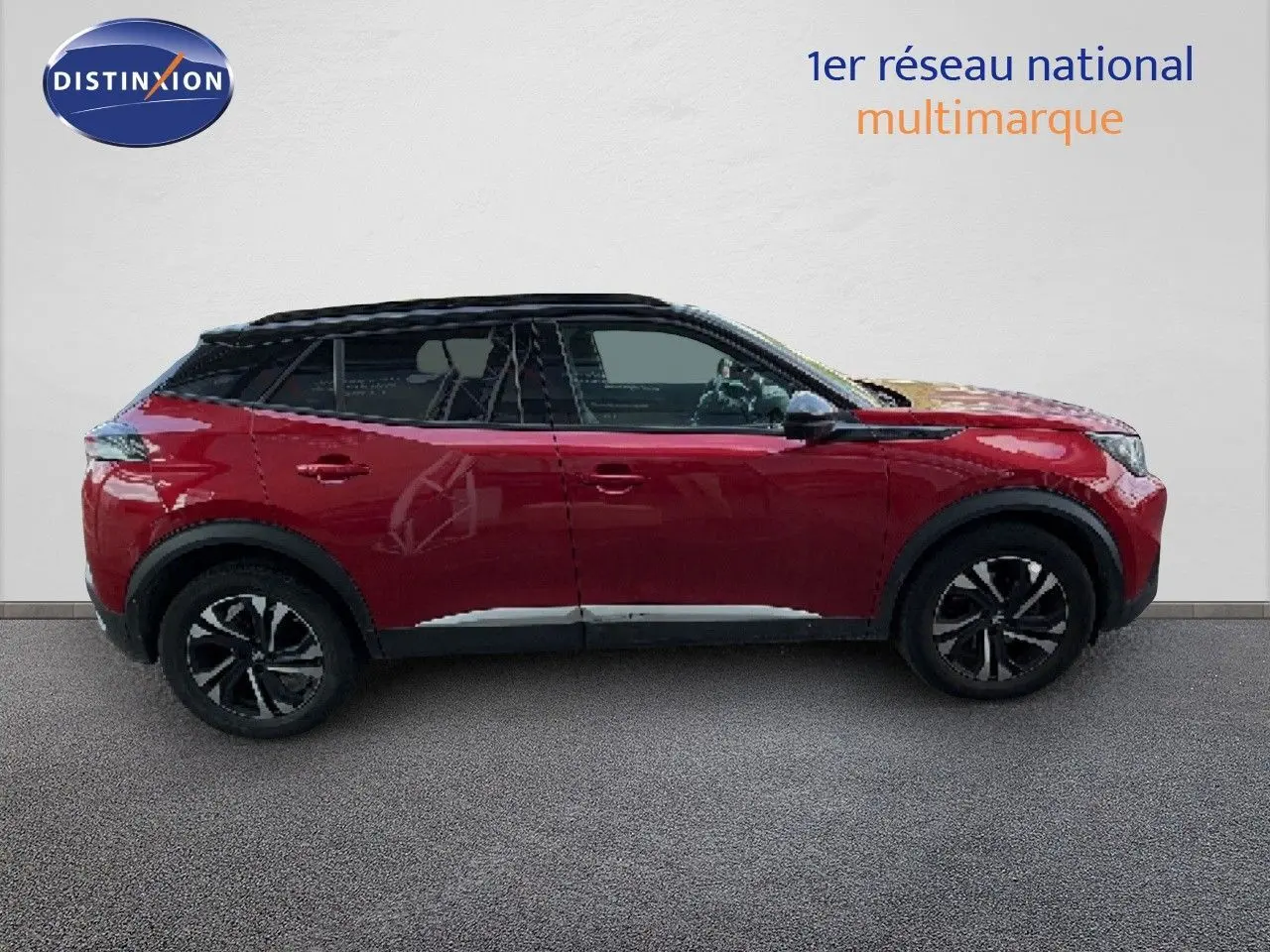 Profil droit du Peugeot 2008 2020 rouge avec toit noir et jantes noires en alliage.