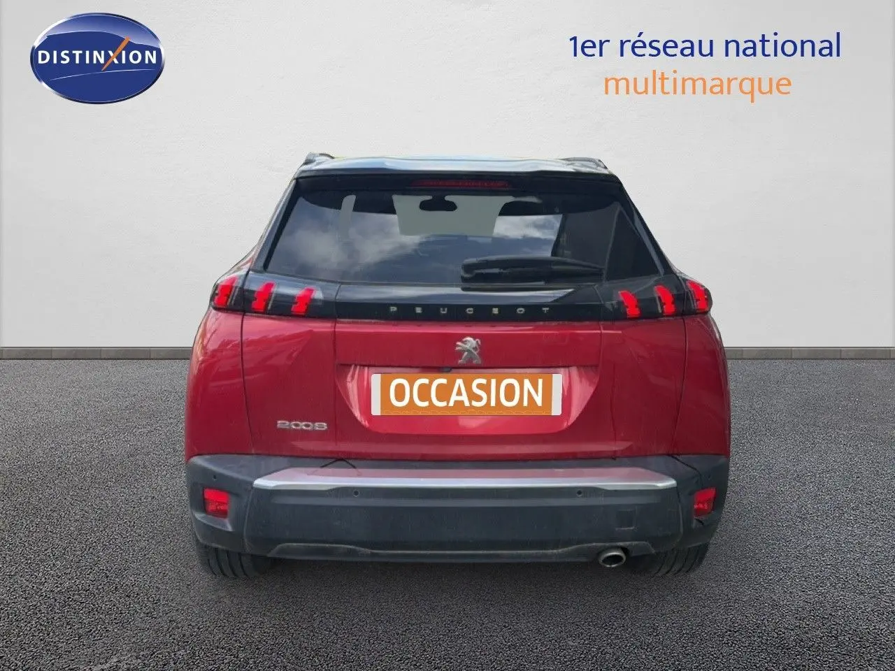 Vue arrière d'un Peugeot 2008 rouge avec toit noir, feux LED distinctifs et plaque "OCCASION" visible.