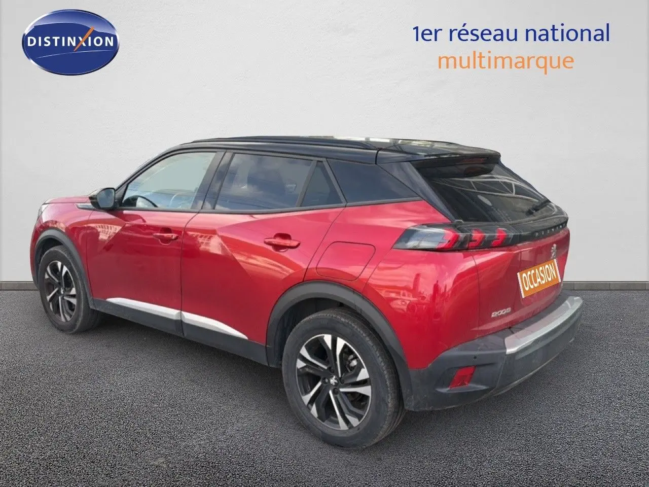Peugeot 2008 rouge avec toit noir, vue 3/4 arrière droit, jantes alliage et feux arrière LED distinctifs.