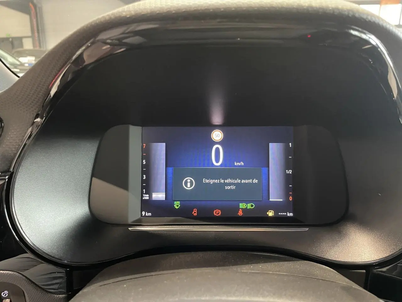 Combiné d'instrumentation numérique 7'' de l'Opel Corsa rouge, affichant un message d'arrêt véhicule.