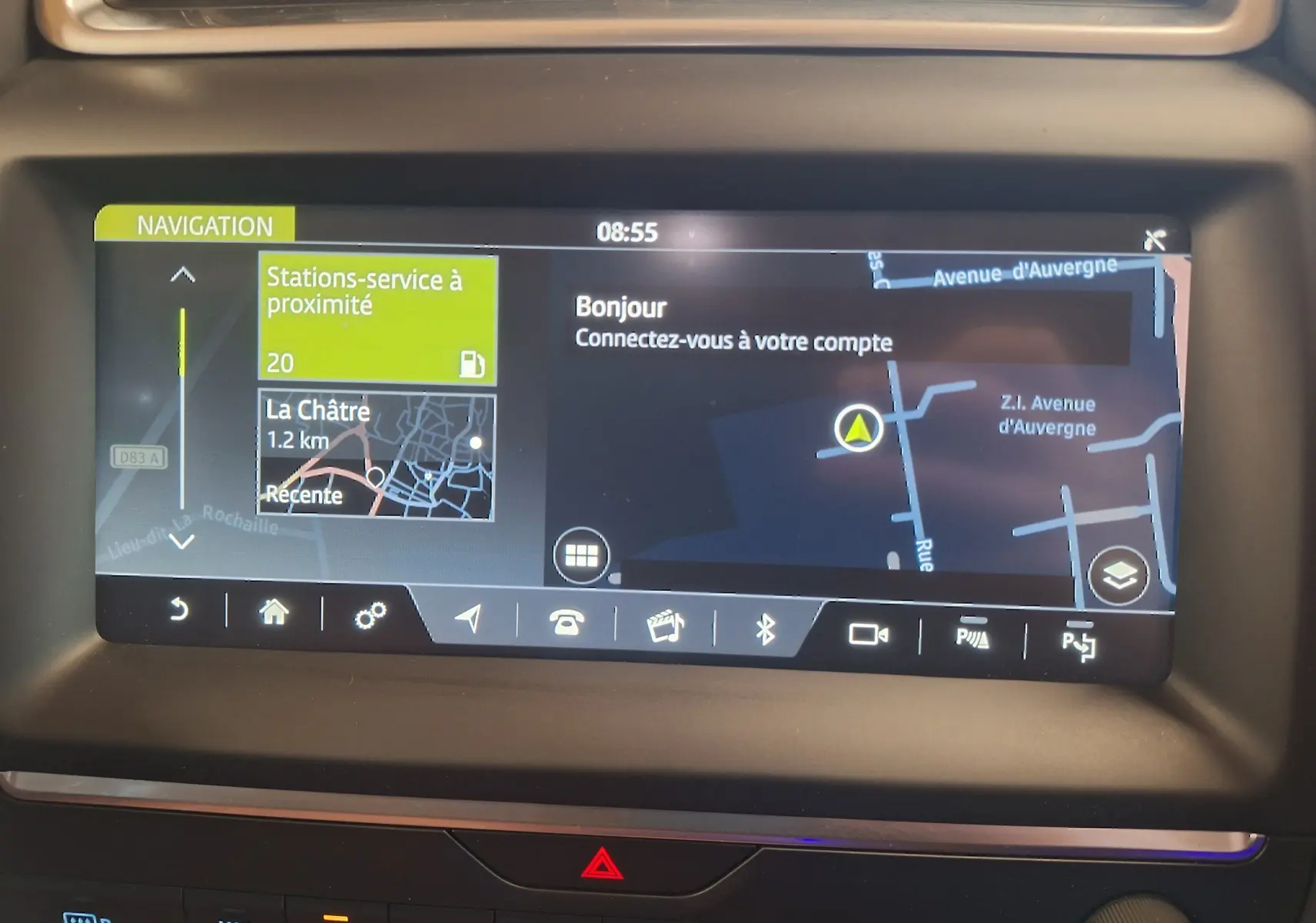 Écran tactile de navigation du Jaguar E-PACE 2019 affichant carte et options connectées au tableau de bord.
