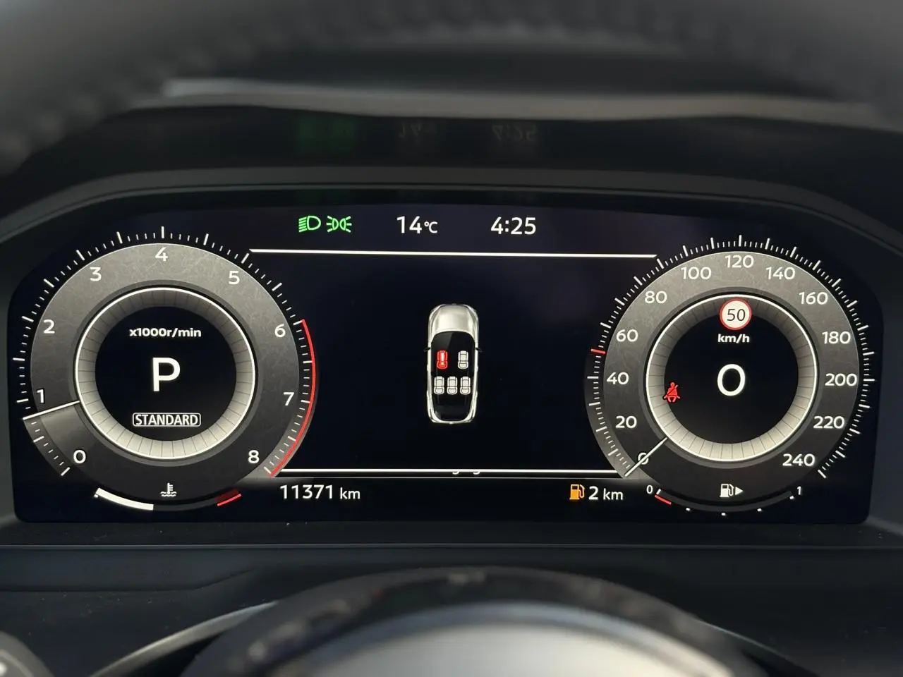 Affichage numérique du tableau de bord du Nissan Qashqai 2025, montrant vitesse, régime moteur et alertes.