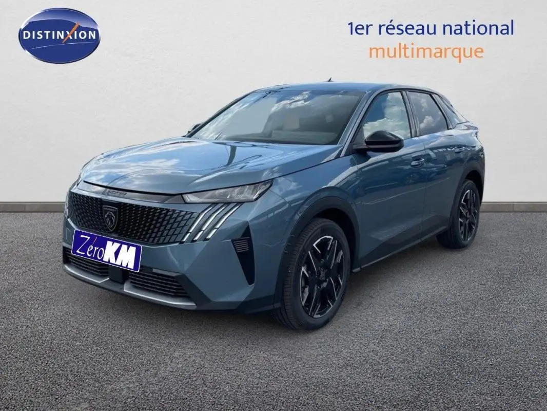 Peugeot 3008 bleu en 3/4 avant droit, avec calandre noire et jantes aluminium distinctives.