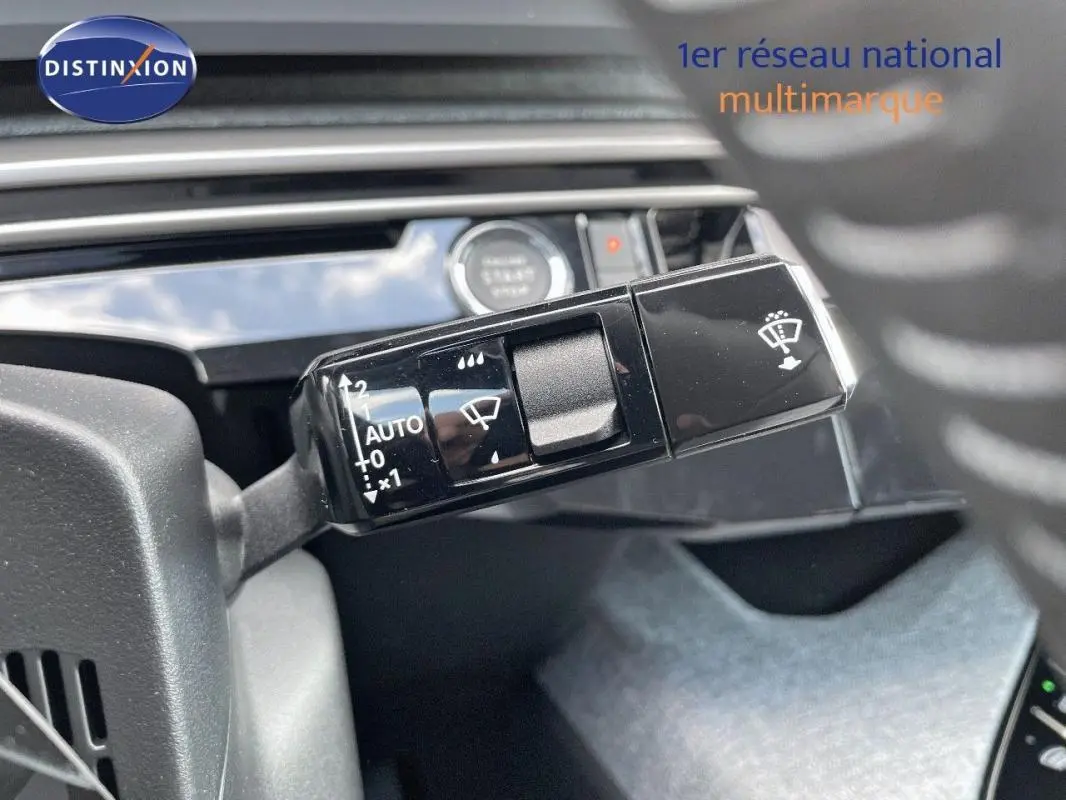 Gros plan sur la commande des essuie-glaces dans l’habitacle du Peugeot 3008 bleu, version hybride 2025.