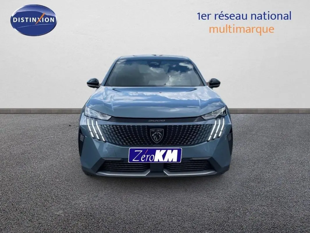Vue frontale du Peugeot 3008 bleu 2025 avec calandre distinctive et feux LED verticaux allumés.
