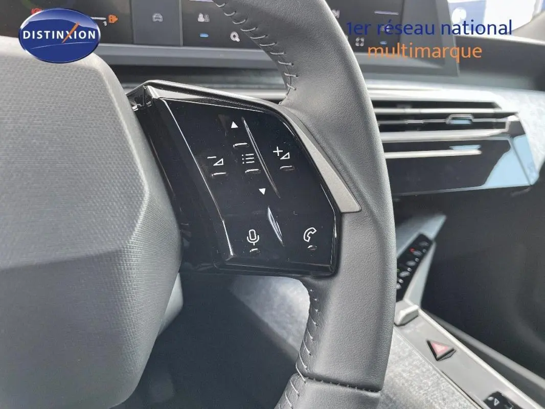 Gros plan sur le volant cuir noir du Peugeot 3008 2025 avec commandes tactiles intégrées côté gauche.