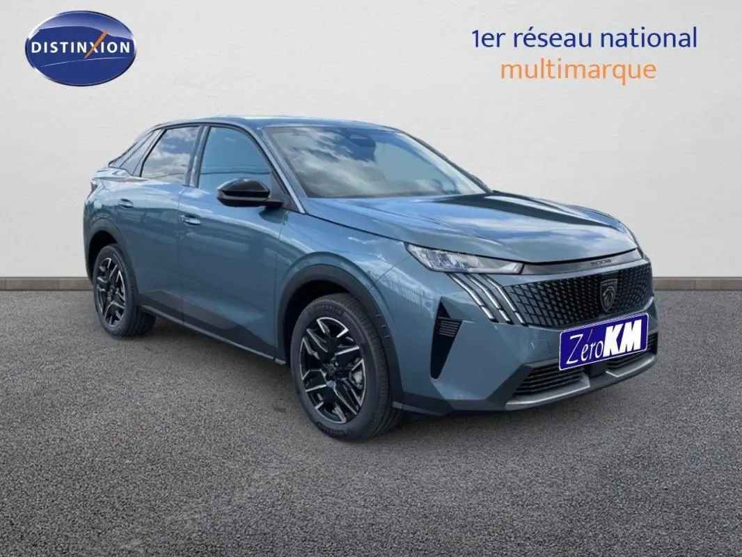 Peugeot 3008 bleu en 3/4 avant droit, mettant en valeur la calandre noire et les jantes aluminium noires.