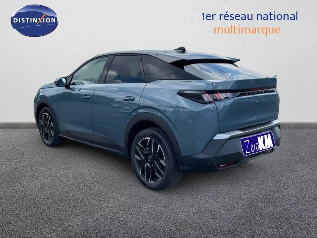 Vue 3/4 arrière gauche d'un Peugeot 3008 bleu 2025 avec jantes aluminium et feux arrière LED distinctifs.