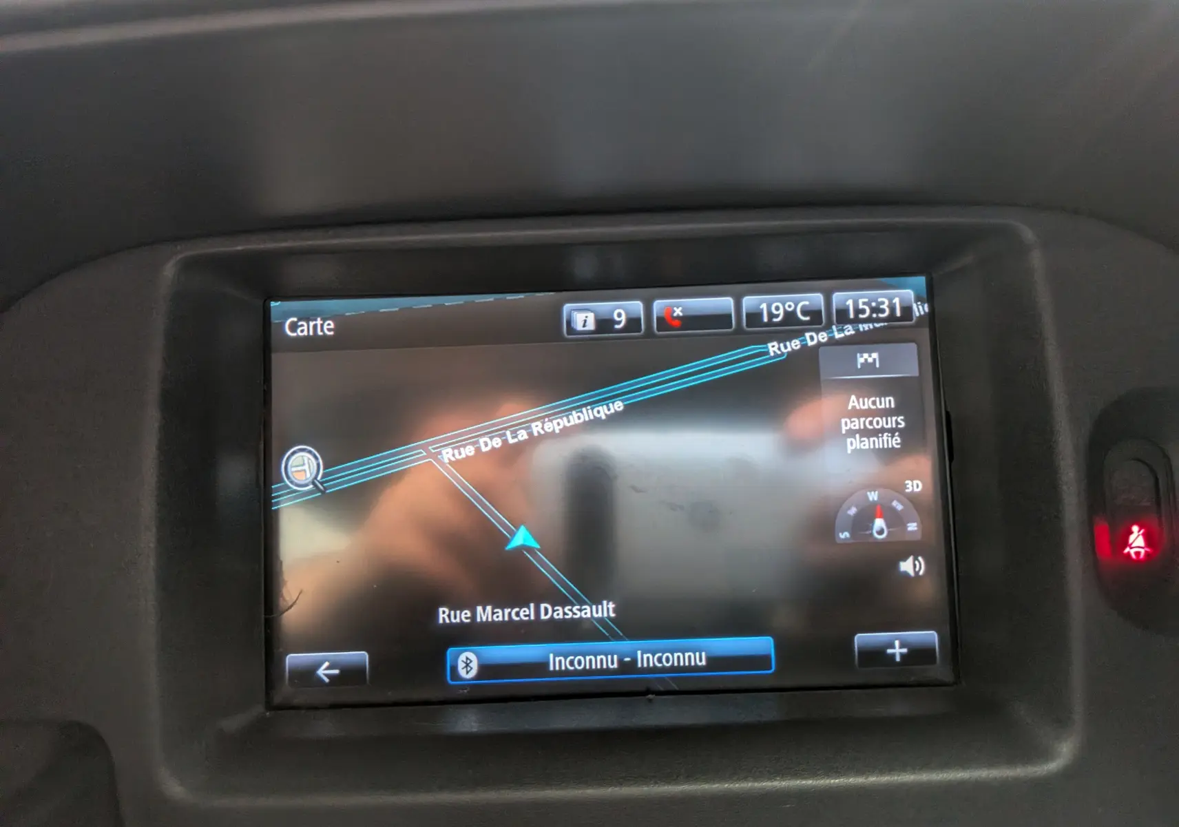 Écran tactile du système de navigation R-LINK affichant une carte avec rues et informations de trajet.