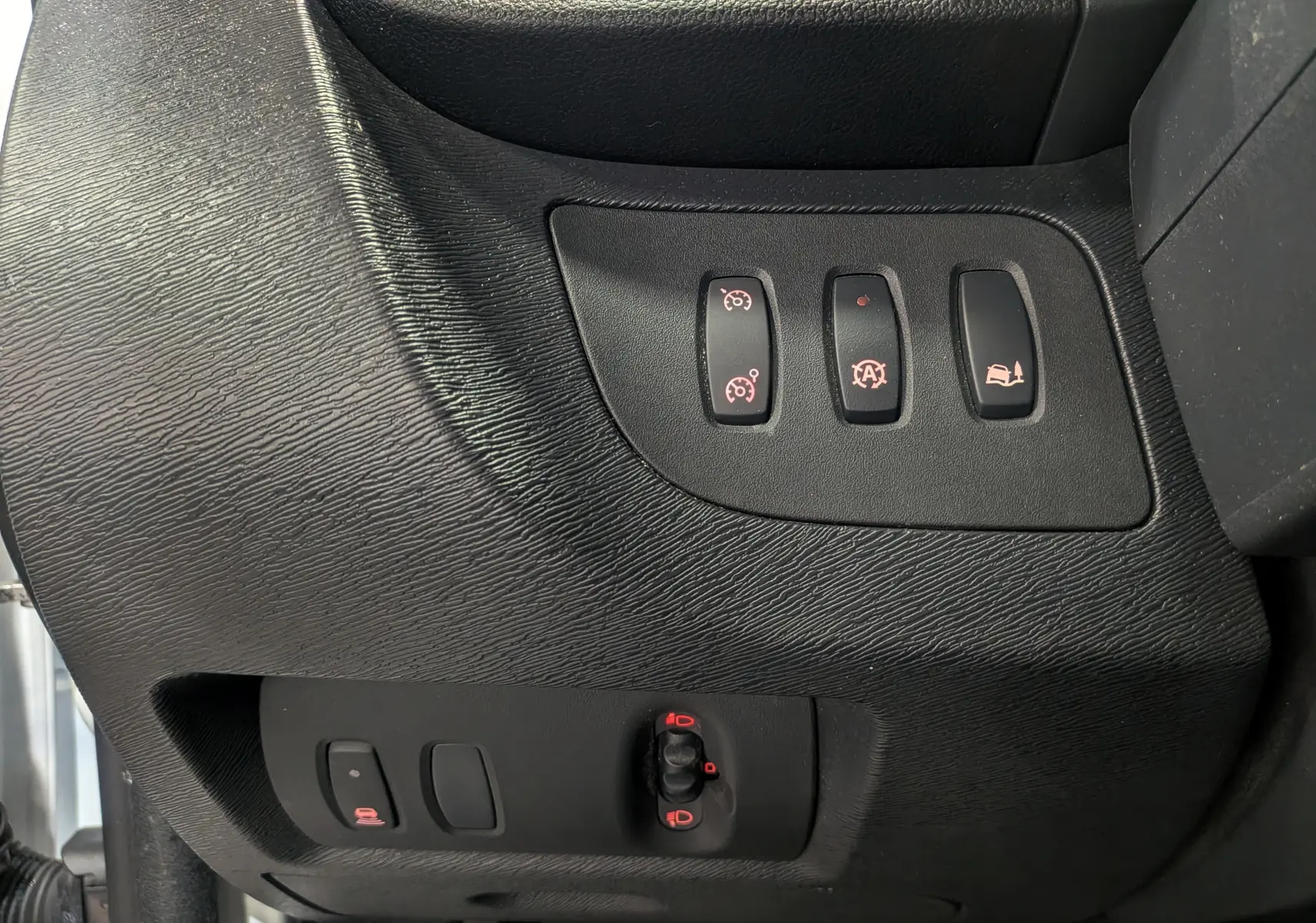 Gros plan sur les commandes de réglages et assistances du tableau de bord du Renault Kangoo Express blanc, version 2021.