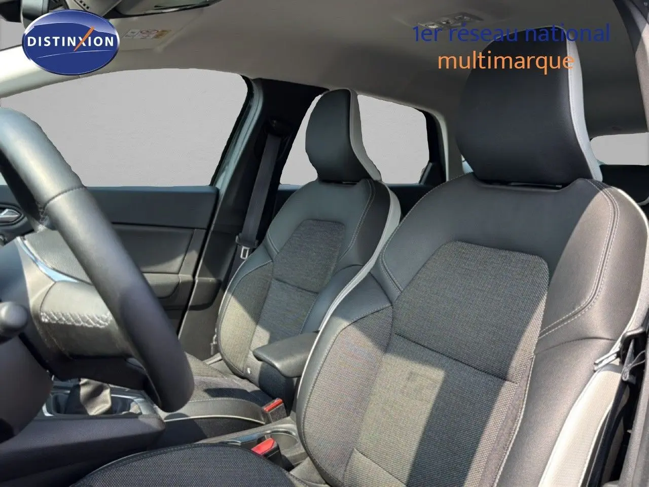 Vue intérieure des sièges avant en tissu et cuir gris du Renault Captur 2022, version hybride essence.