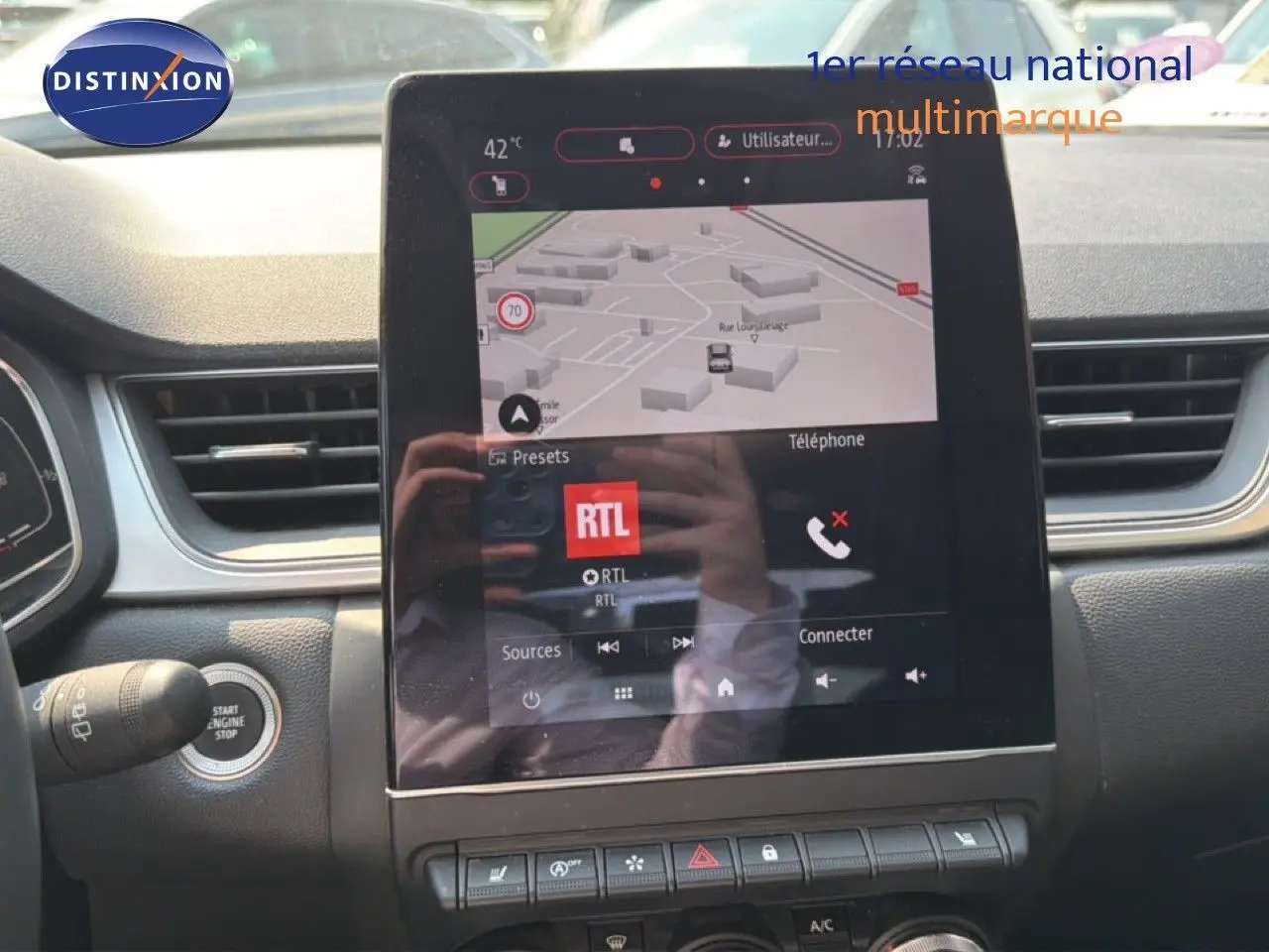 Vue intérieure centrée sur l'écran tactile du tableau de bord du Renault Captur 2022, finition Intens.