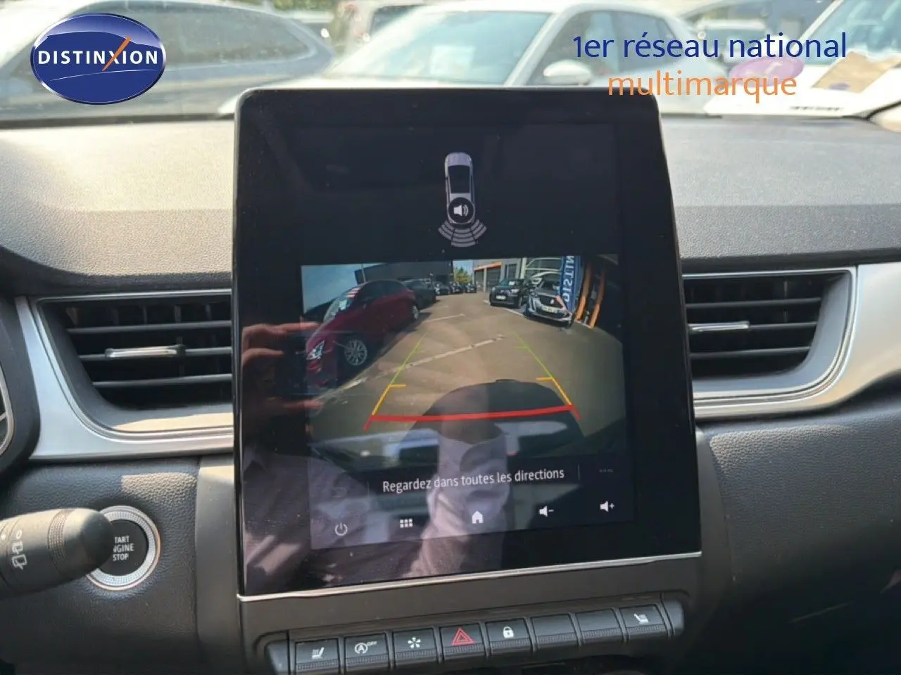 Vue intérieure du tableau de bord du Renault Captur 2022, avec écran tactile affichant la caméra de recul.