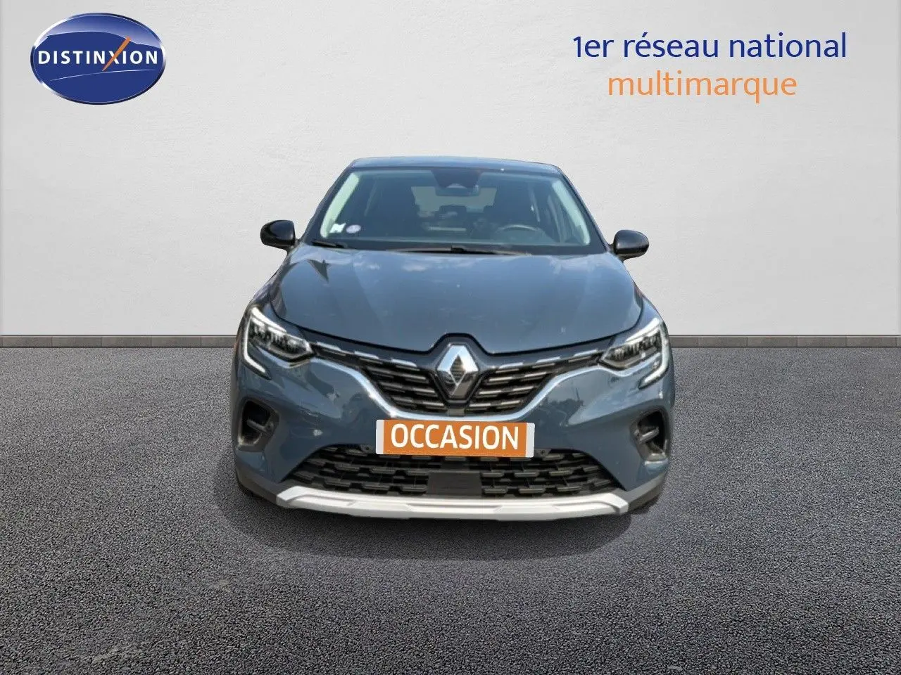 Vue avant d'un Renault Captur bleu marine fumé 2022 avec calandre chromée et plaque "OCCASION" visible.