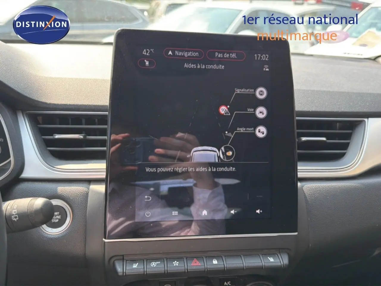 Vue intérieure centrée sur l'écran tactile du tableau de bord du Renault Captur 2022, avec commandes visibles.