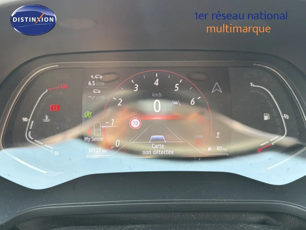 Tableau de bord numérique du Renault Captur 2022 affichant la vitesse, la consommation et l'autonomie.