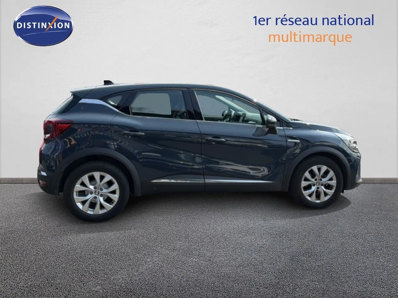 Profil côté gauche du Renault Captur 2022 bleu marine fumé, version hybride essence avec jantes alliage.