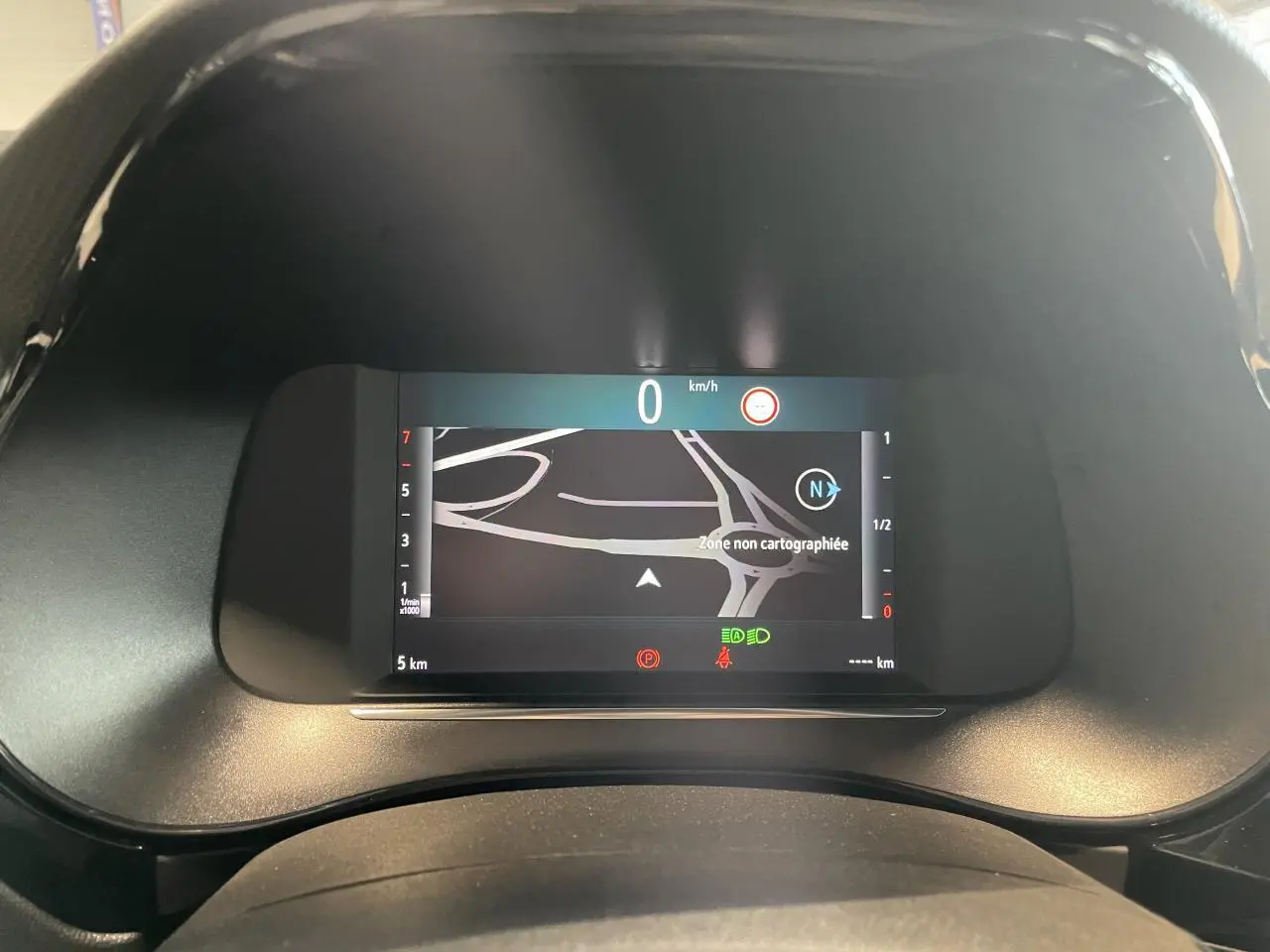 Affichage numérique du combiné d'instruments de l'Opel Corsa 1.2 Turbo 2026 avec navigation et indicateurs de vitesse.