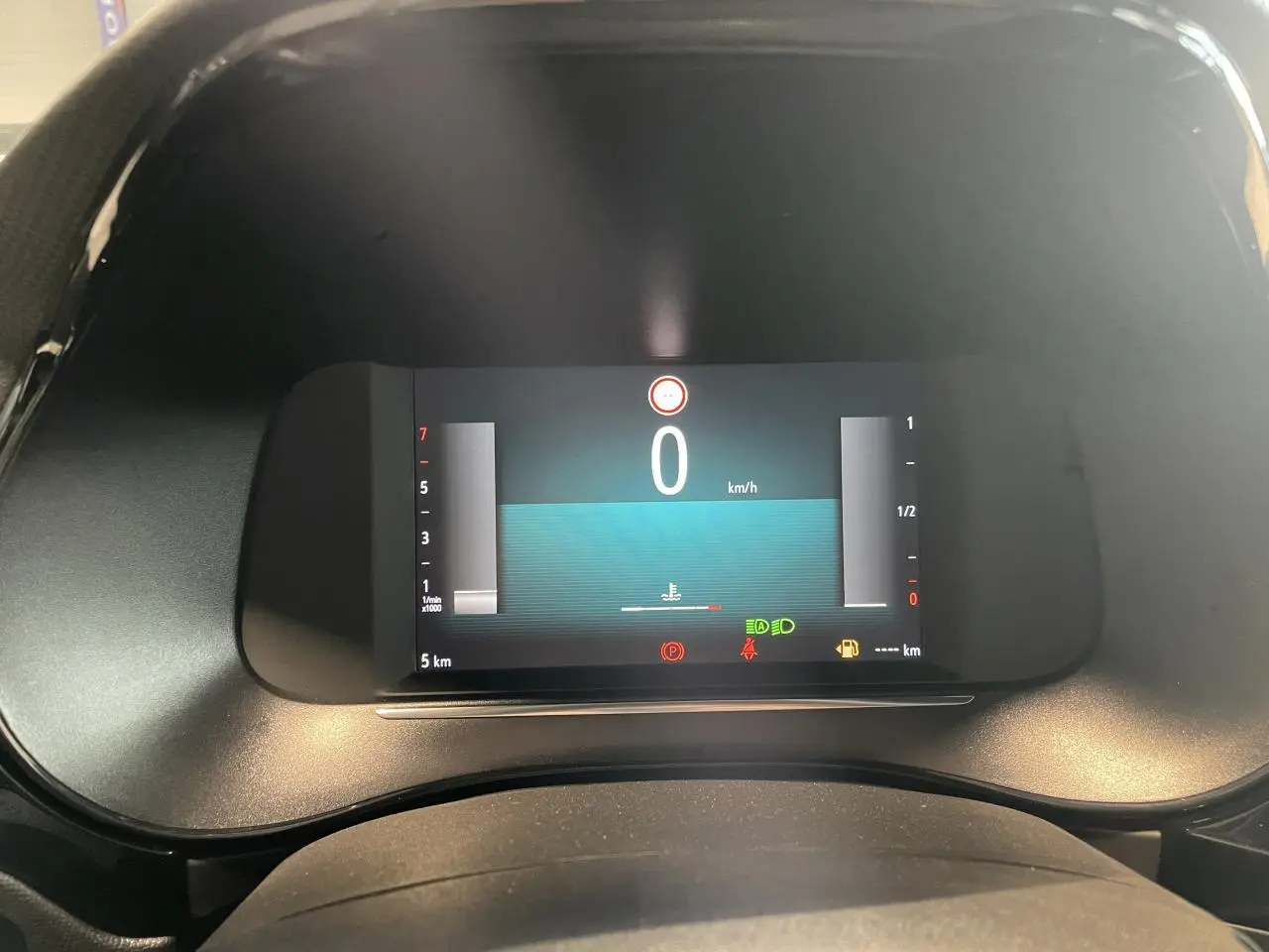 Combiné d'instrumentation numérique 7 pouces de l'Opel Corsa 2026 affichant la vitesse à 0 km/h, vu de face.