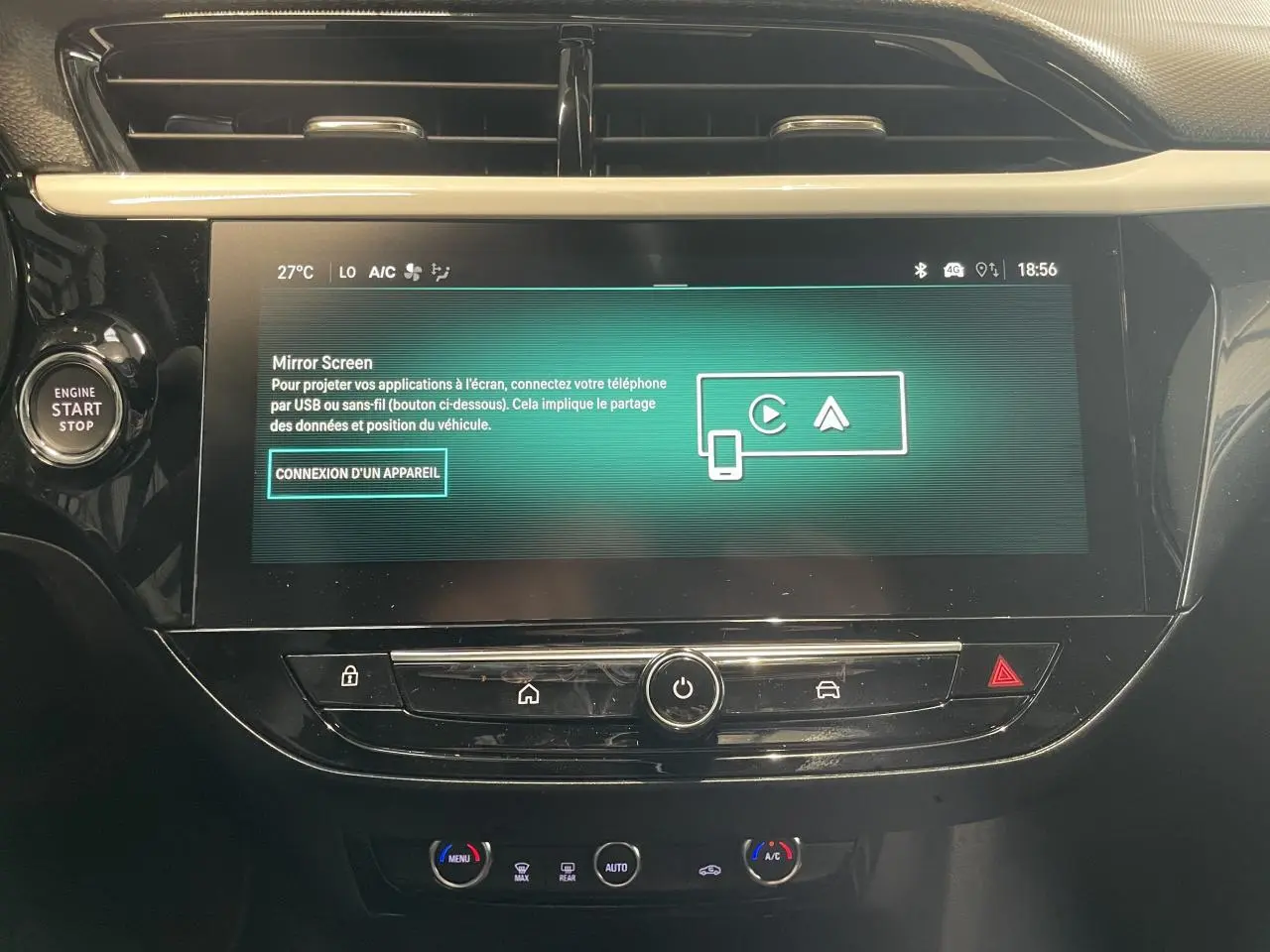 Écran tactile 10'' central de l’Opel Corsa gris, avec bouton Start/Stop et commandes de climatisation visibles.