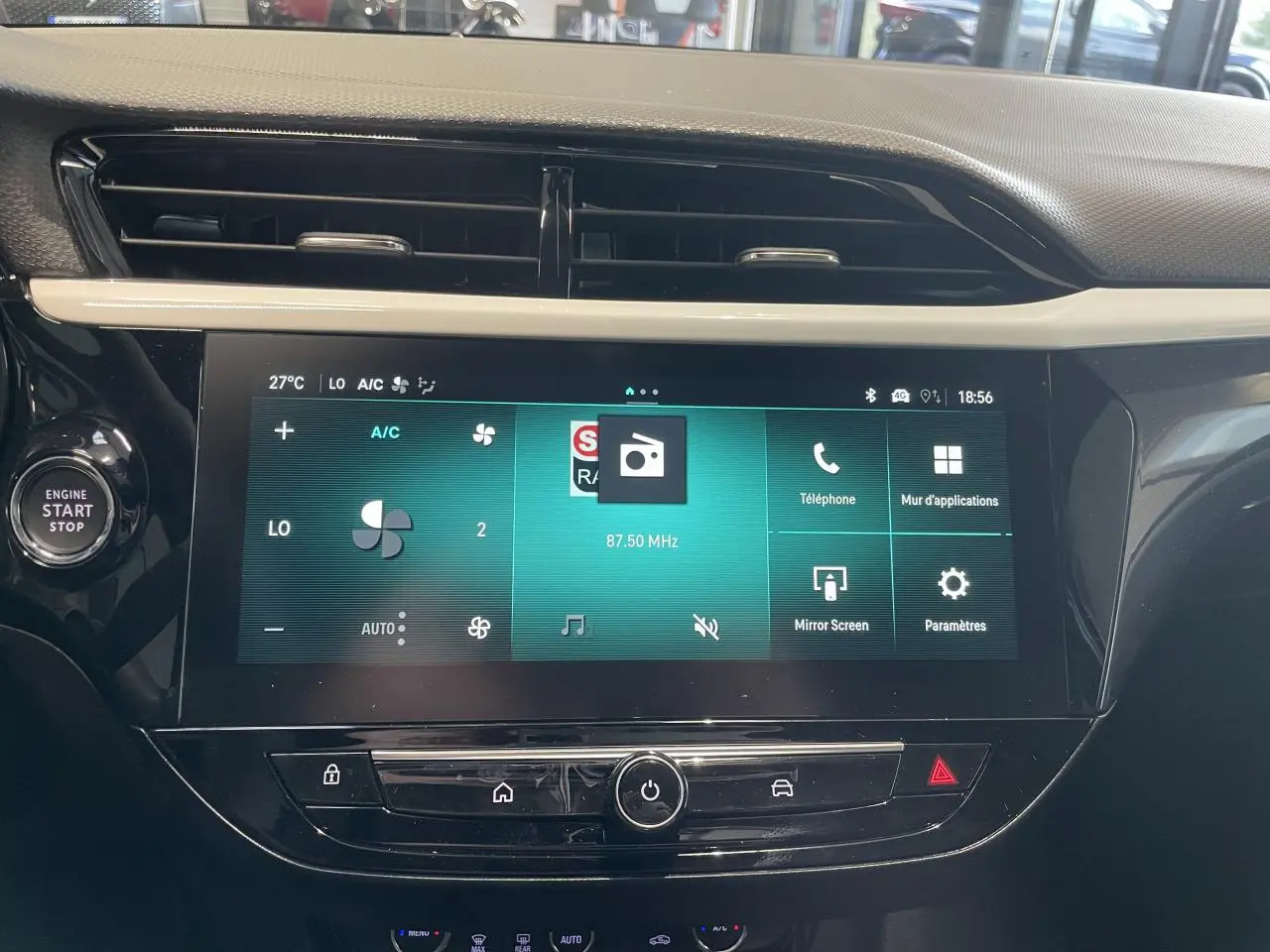 Vue rapprochée de l’écran tactile 10 pouces et bouton Start/Stop sur la console centrale d’une Opel Corsa gris.