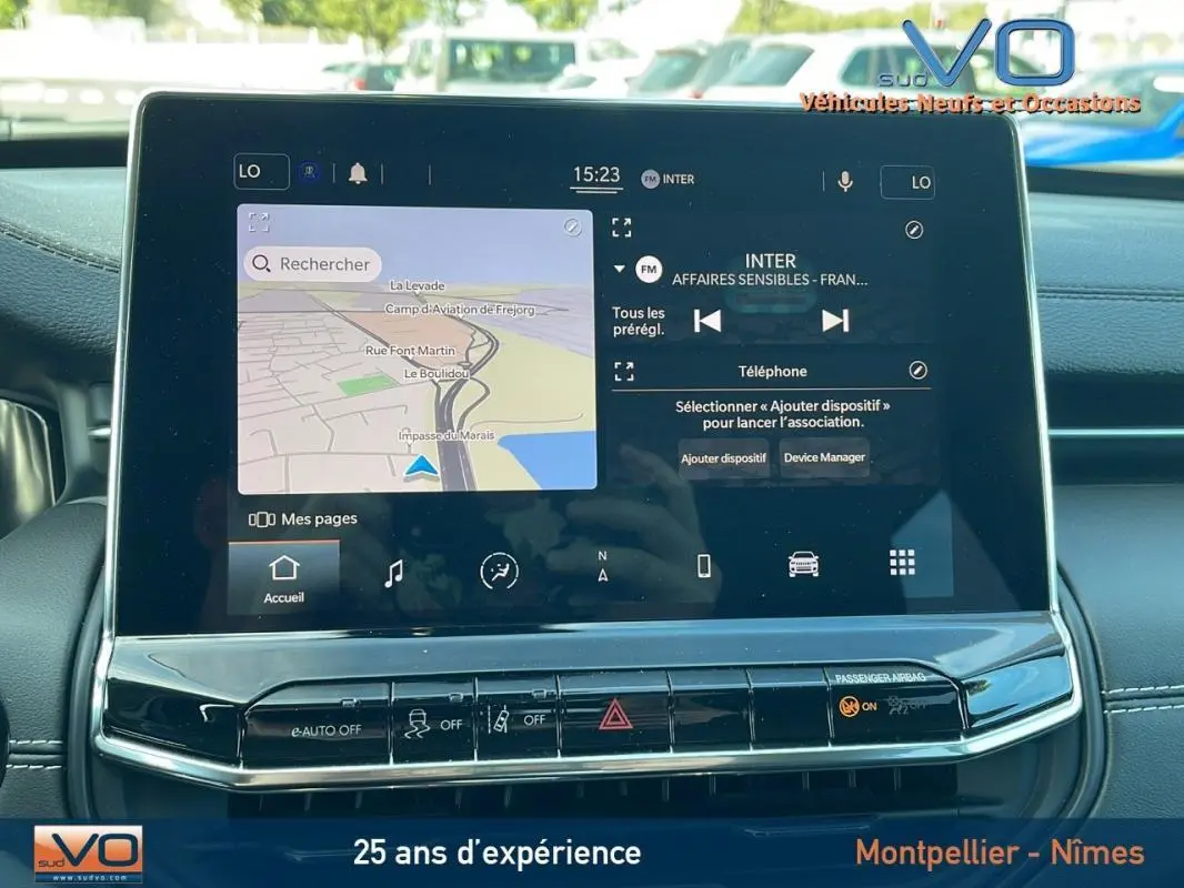 Écran tactile central du Jeep Compass 2023 affichant navigation et options multimédia dans un intérieur noir moderne.