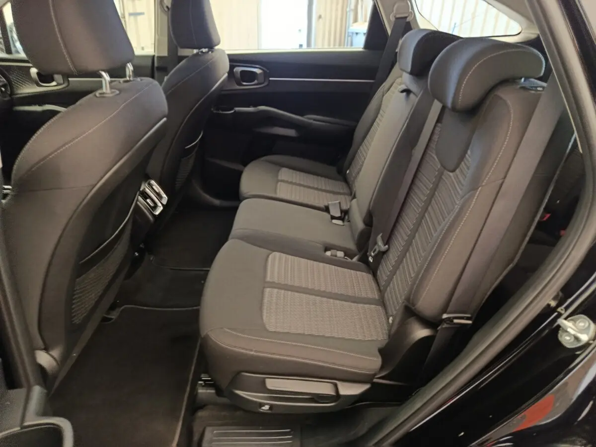 Vue intérieure côté droit des sièges arrière noirs du Kia Sorento 2023 hybride rechargeable, version 7 places.