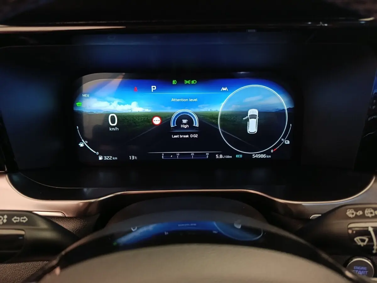 Vue rapprochée du combiné d'instruments numérique du Kia Sorento 2023 affichant la vitesse et l'état du véhicule.