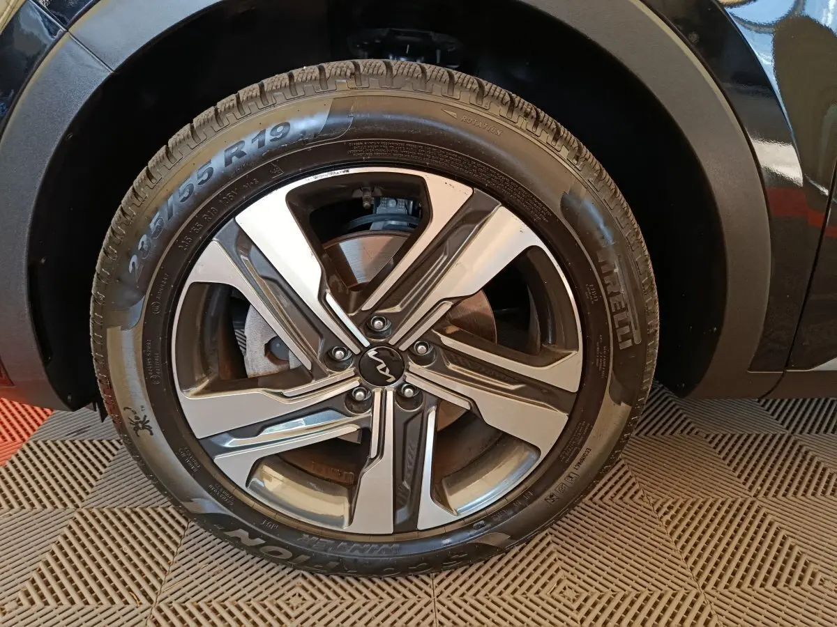 Gros plan sur la roue avant droite noire du Kia Sorento 2023 avec jante alliage bicolore et pneu Pirelli.