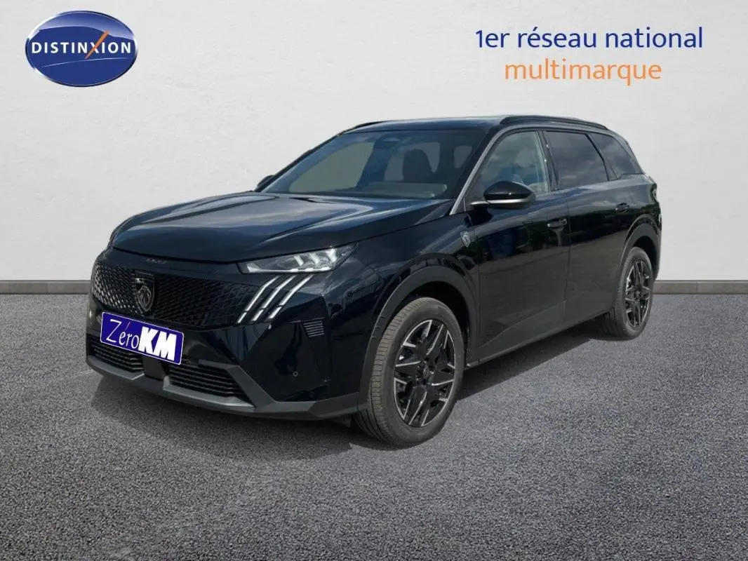 Peugeot 5008 noir 3/4 avant droit, SUV hybride 2025 avec jantes aluminium et feux LED distinctifs.