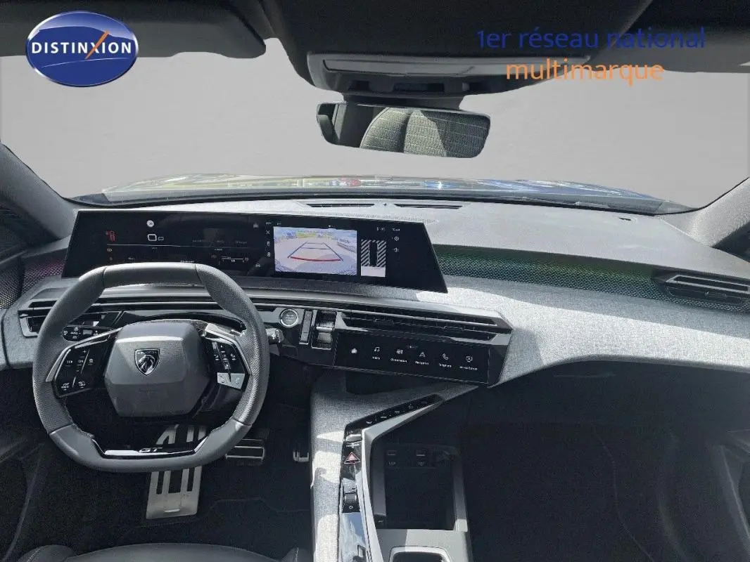 Vue intérieure avant du Peugeot 5008 noir 2025, mettant en valeur le volant cuir, l'écran tactile et le cockpit numérique.