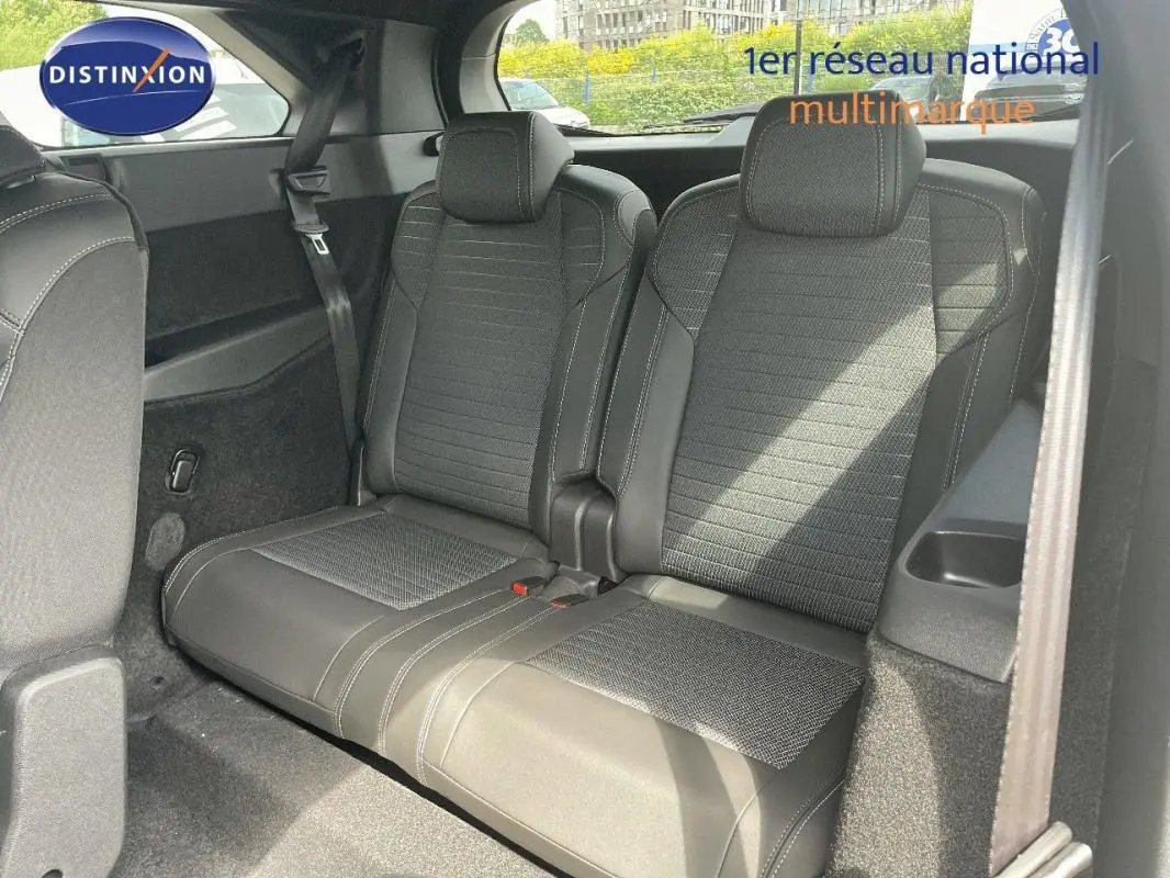 Vue intérieure sur la banquette arrière en tissu noir du Peugeot 5008 2025, avec ceinture de sécurité visible.