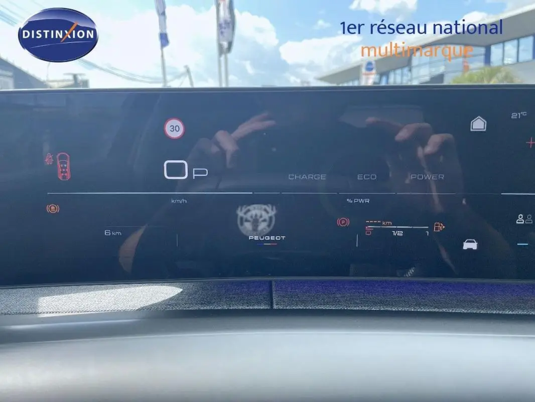 Affichage numérique du tableau de bord du Peugeot 5008 noir, montrant la vitesse, autonomie et indicateurs de conduite.