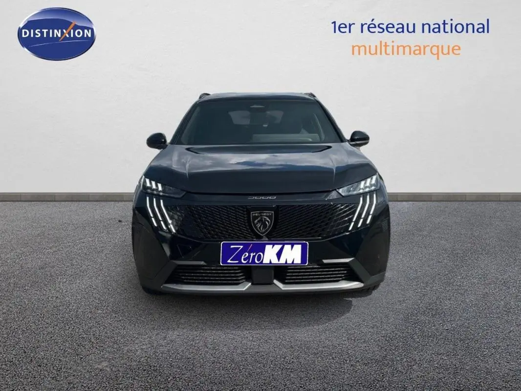 Vue frontale d'un Peugeot 5008 noir 2025 avec feux LED distinctifs et calandre moderne.