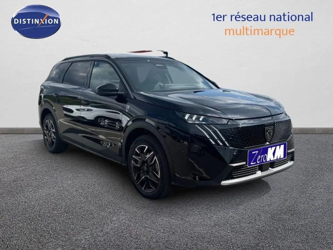 Peugeot 5008 noir en 3/4 avant droit, avec jantes aluminium et barres de toit visibles sur fond neutre.