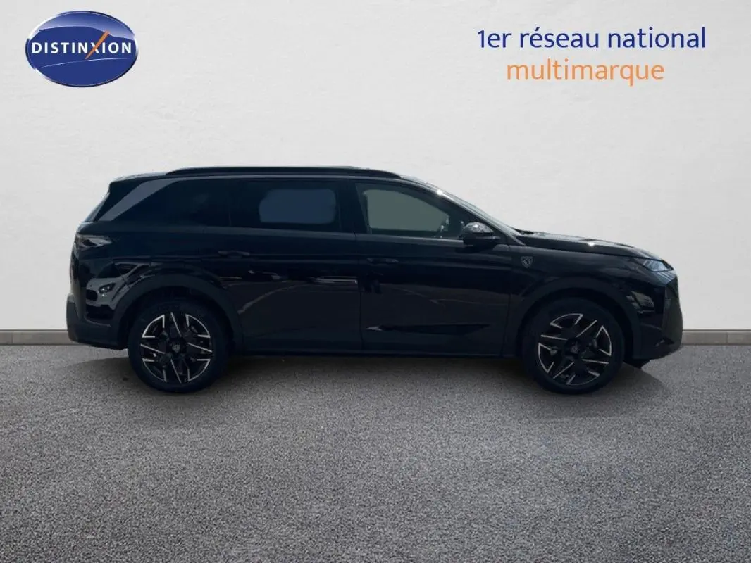Profil latéral gauche d’un Peugeot 5008 noir 2025 avec jantes aluminium et barres de toit visibles.