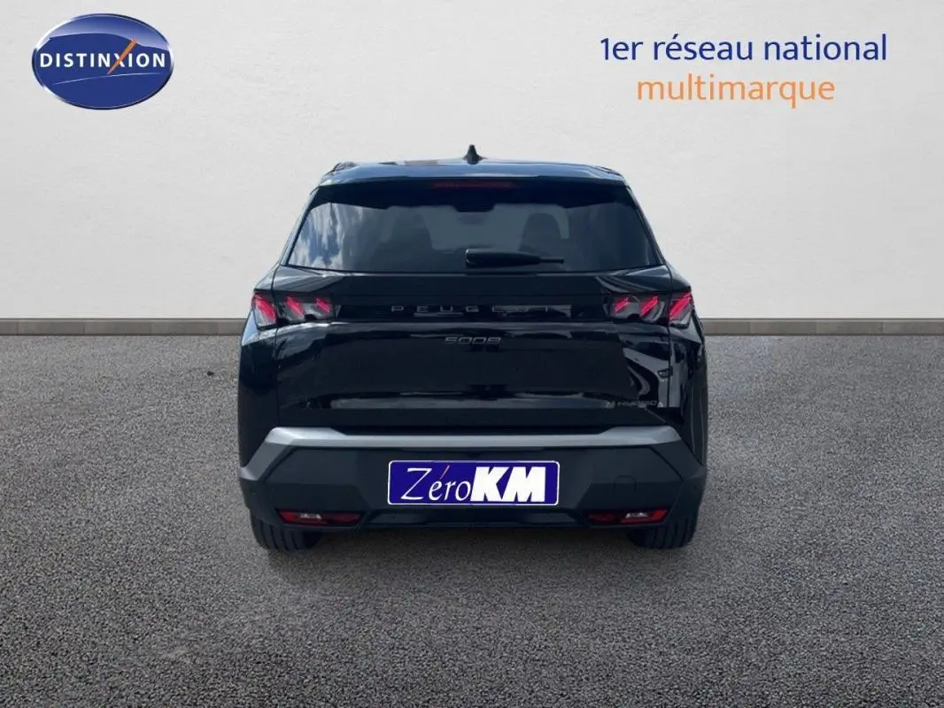 Vue arrière d’un Peugeot 5008 noir 2025, avec feux LED caractéristiques et plaque d’immatriculation Zéro KM.