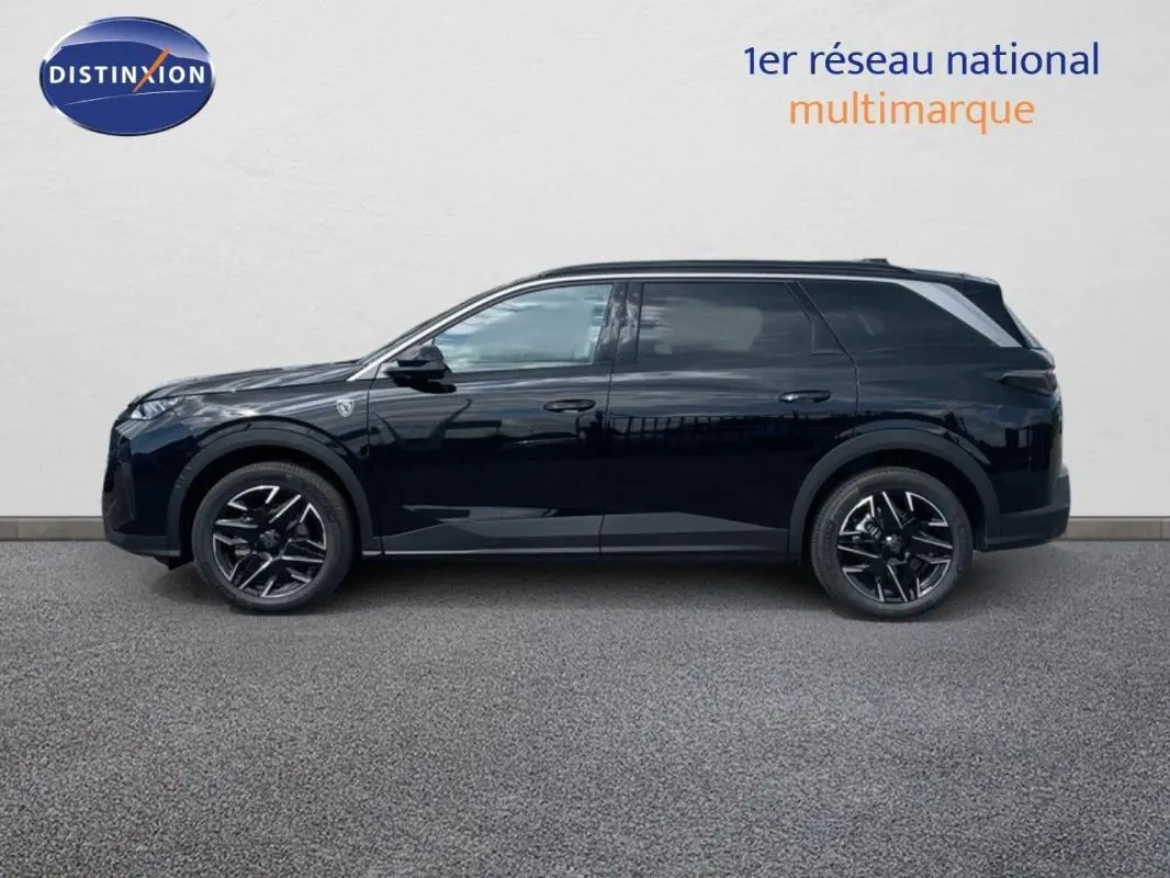 Profil côté gauche d’un Peugeot 5008 noir 2025 avec jantes aluminium et barres de toit visibles.
