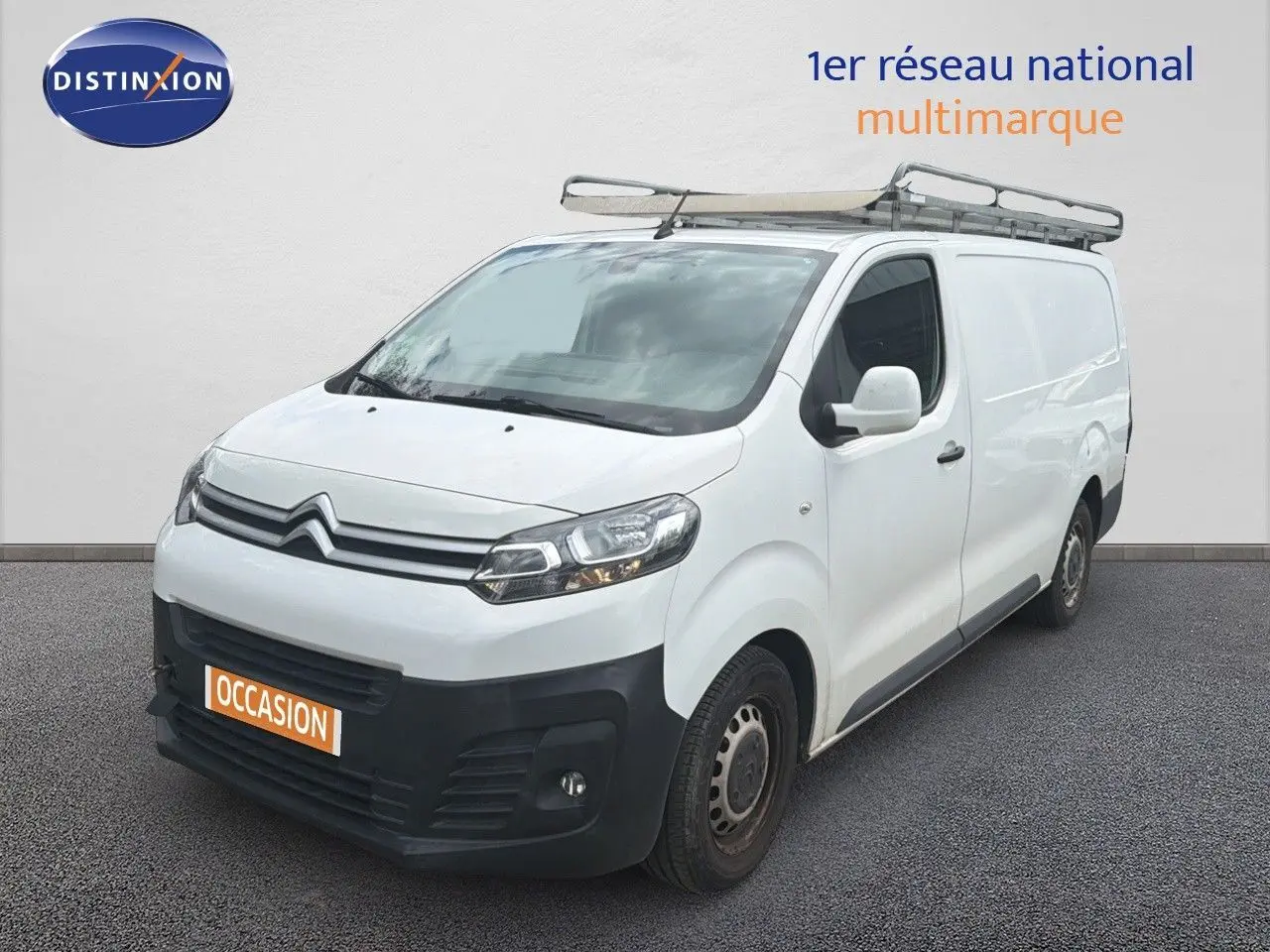 Vue 3/4 avant droit d’un Citroën Jumpy XL blanc avec galerie de toit et pare-chocs noirs.