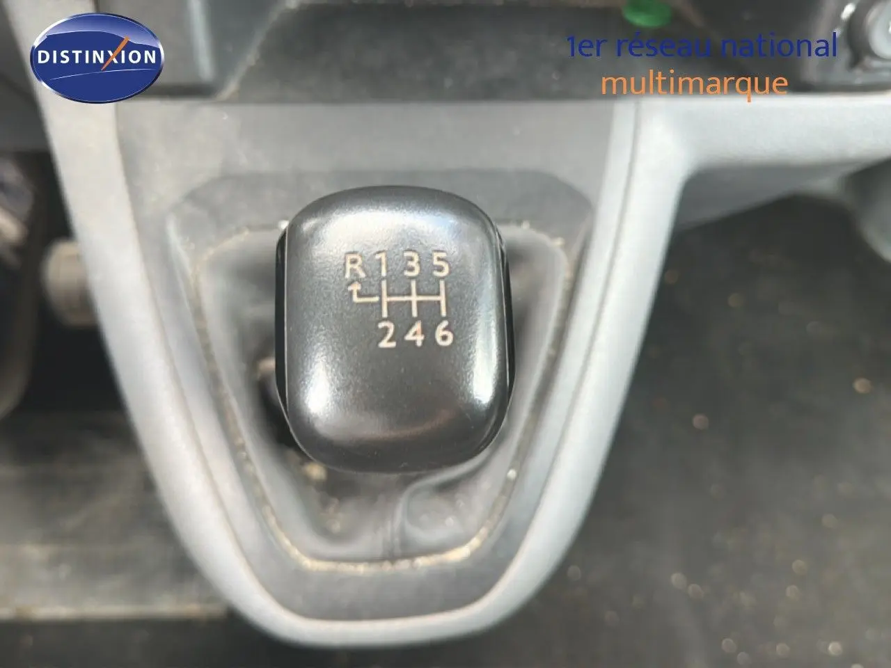 Gros plan sur le levier de vitesses manuel noir du Citroën Jumpy XL blanc, version Business diesel 2017.