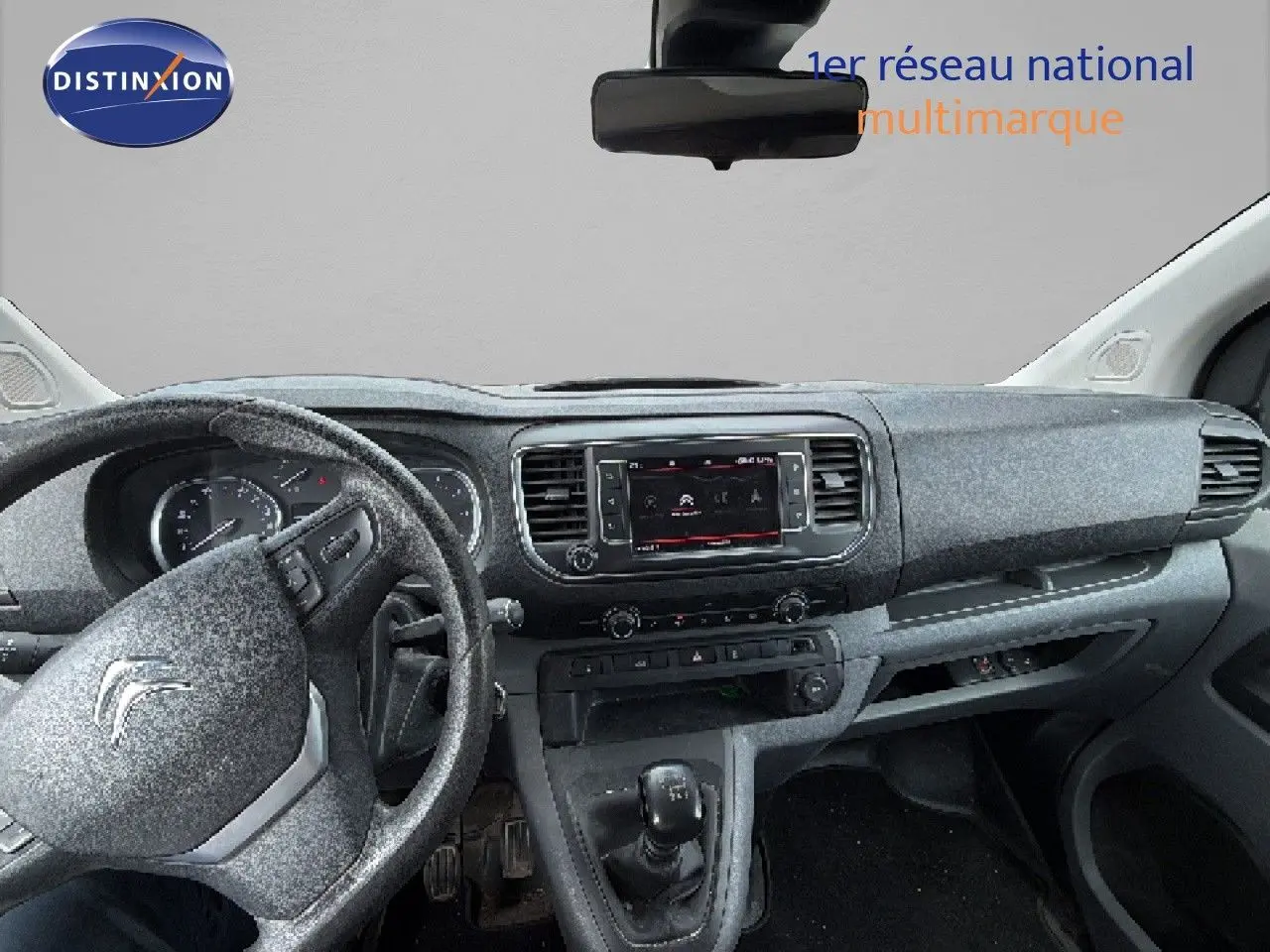 Vue intérieure du tableau de bord et volant côté gauche du Citroën Jumpy blanc, version Business 2017.
