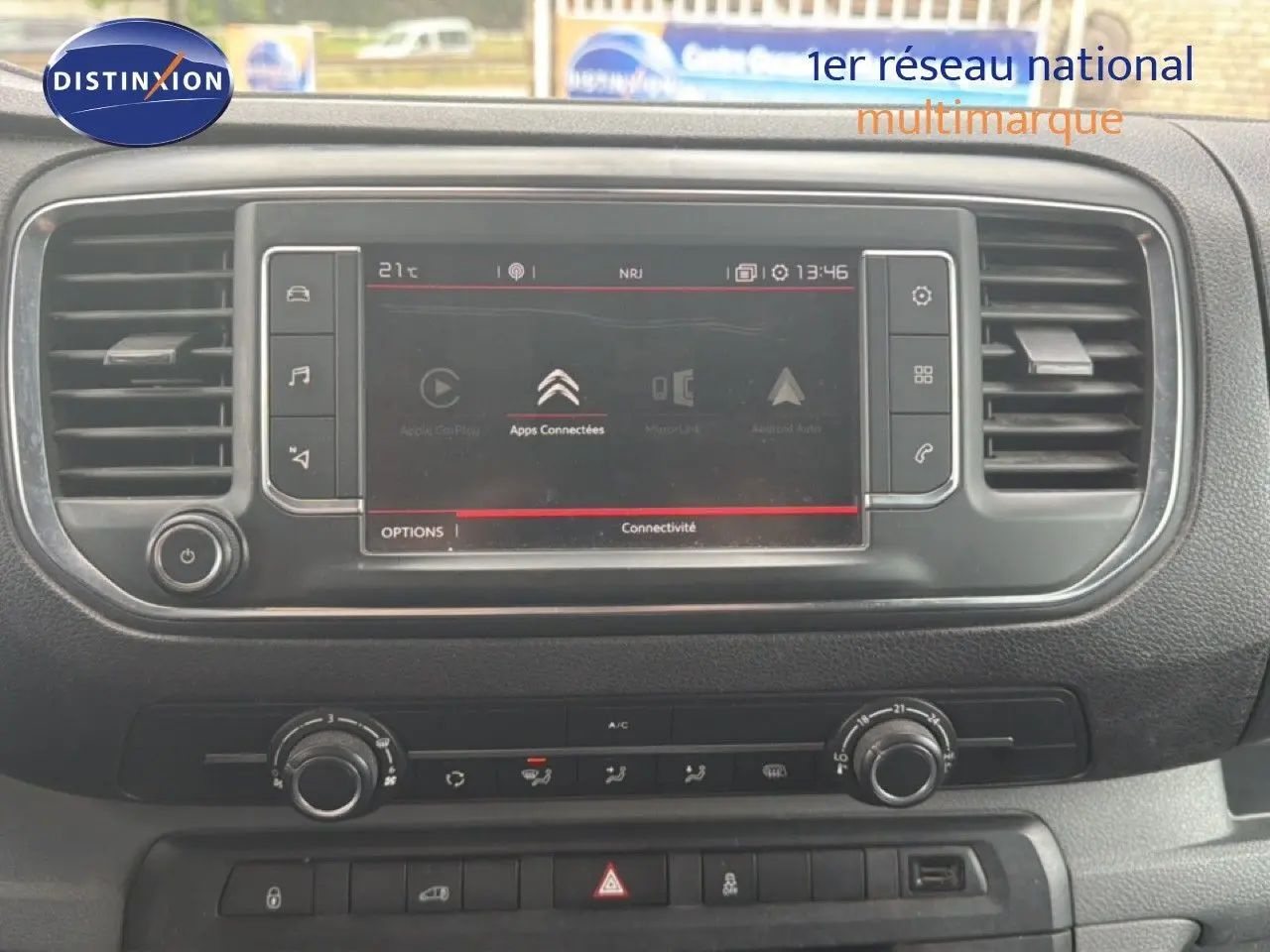 Vue rapprochée de l’écran tactile central et de la console de climatisation du Citroën Jumpy blanc, version Business 2017.